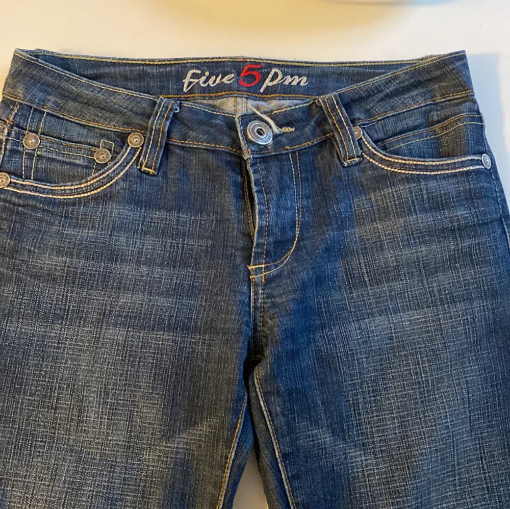 Nya utsvängda jeans. Aldrig använda. Original pris- 1980kr. Jeans & Byxor.