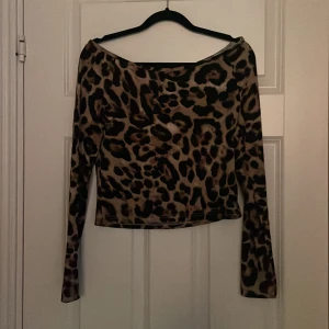 Geopard tröja - Från SHEIN köptes för 150 säljs för 30kr