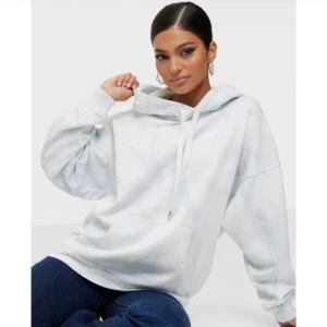 Levis hoodie  - Levis hoodie med ljus blå/vit tie dye mönster i modellen Rider. Endast testad inomhus så i nyskick. Storlek S, oversize så passar M med. Samma storlek som modellen har. 100% bomull. Nypris: 849:-.