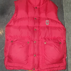Fjällräven m dunväst expedition  - Fint skick lite smutsig nypris 4000kr säljes för 1500a 