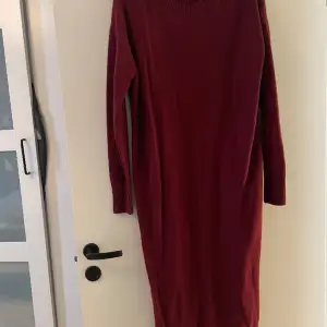 Jätte fint stockade klänning i vinröd färg 