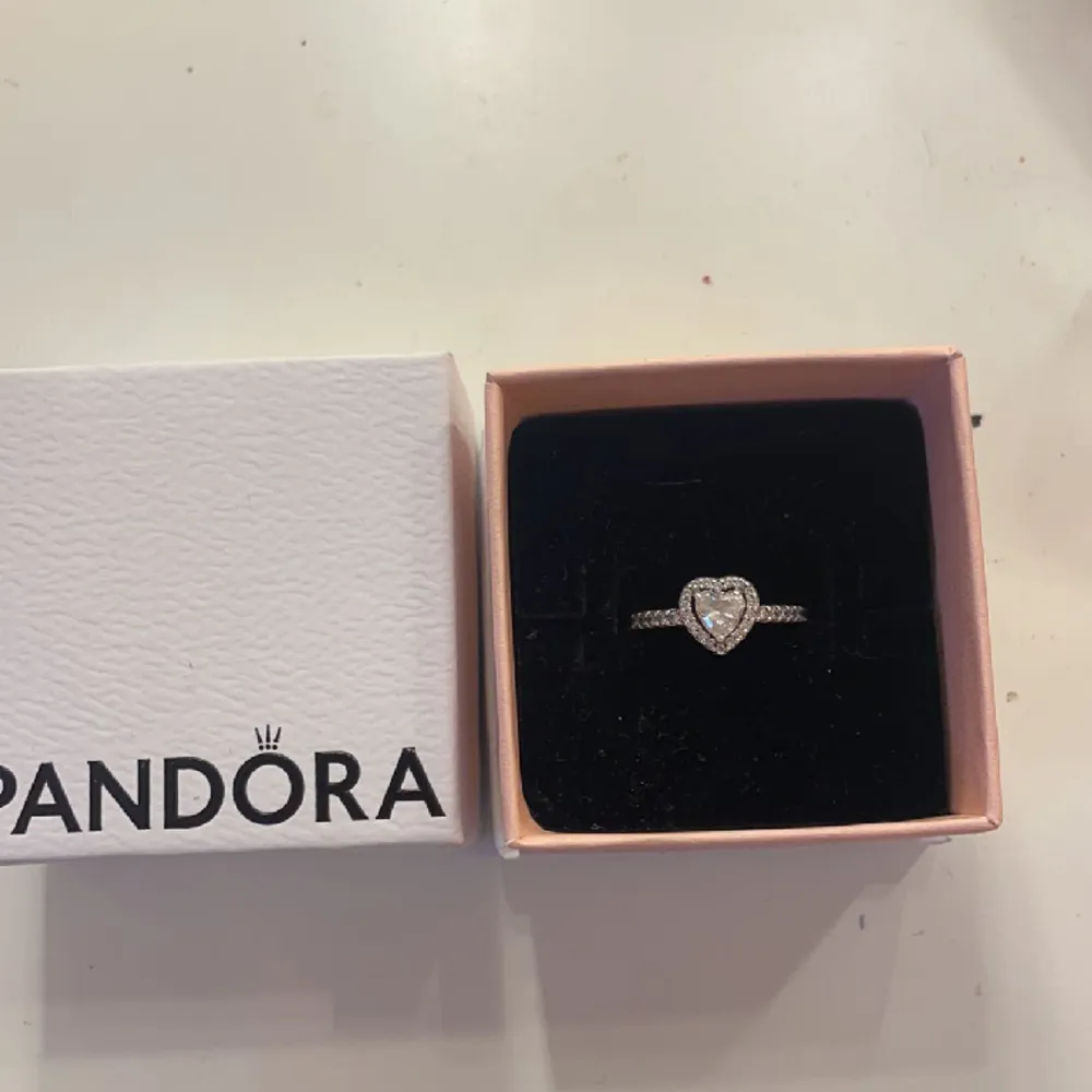 Jätte fin Pandora ring, jätte bra sick inget fel på den💞💞 ordinarie pris 800kr jag säljer för 400kr men vid snabb affär kan jag tänka mig att gå ner i pris!vet dock inte storleken har ganska normal stora fingrar och den passar perfekt . Asusteet.