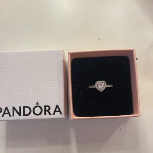 Pandora ring  - Jätte fin Pandora ring, jätte bra sick inget fel på den💞💞 ordinarie pris 800kr jag säljer för 400kr men vid snabb affär kan jag tänka mig att gå ner i pris!vet dock inte storleken har ganska normal stora fingrar och den passar perfekt 