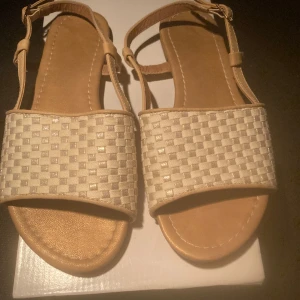 Oanvända sandaler i Stl 36  - Sandaler med snyggt mönster, bara provade. Inget att anmärka på. 