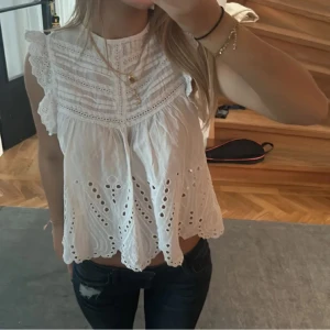 Vit broderad blus zara - Världens finaste blus från zara en gammal kollektion! Andra bilden är min, fint skick! 😚 Är ej hemma just nu så postar under nästa vecka men det går bra att köpa nu ändå 💗😇 Pris kan sänkas vid snabb affär 