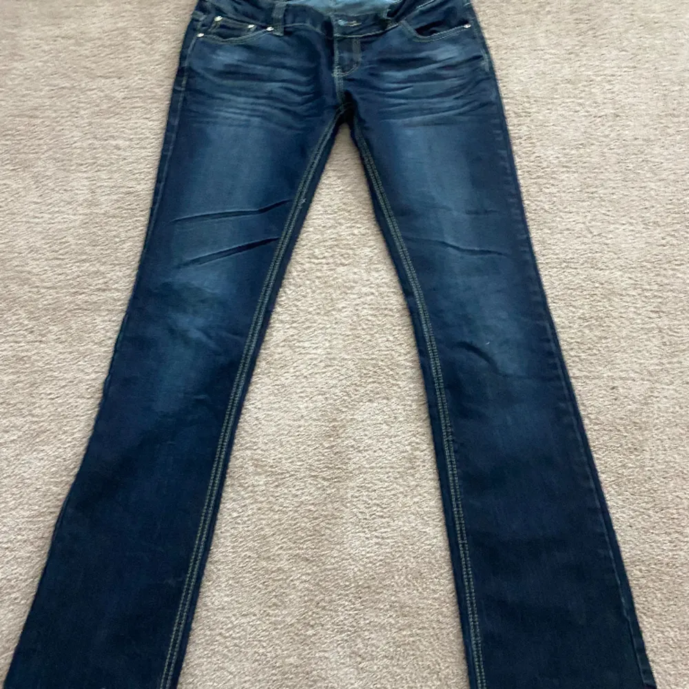 Ett par jättefina lågmidjade bootcut jeans. Storlek 30 skulle tippa på M/L. Midjemåttet rakt över 38-42. Färgen är väldigt mörkblå. Skriv för fler frågor😊. Jeans & Byxor.