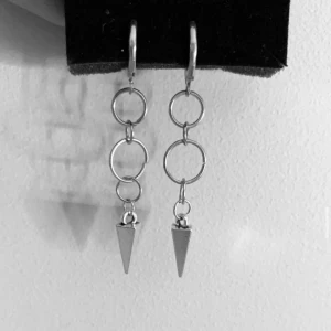 Örhängen  - Sjukt snygga egen gjorda örhängen. Köp en för 119kr eller ett par för 189kr. Kan göra liknande i guld. Modell 016