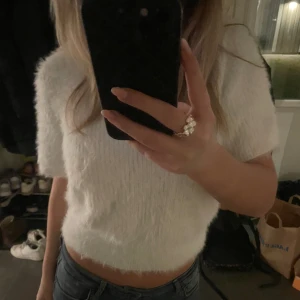 Stickad tröja - Säljer denna snygga och mysiga tröja i bra skick. Skriv gärna om frågor💓Storlek XL men sitter som M/S! 
