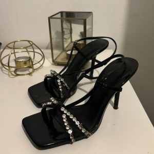 Klackskor - Väldigt fina klackskor från Zara i storlek 38, använda 3 gånger och är i bra skick förutom att dom tappat några stenar som jag visar på sista bilden men enligt mig så syns det inte speciellt, säljer pga att ja ej går i klackar längre💞