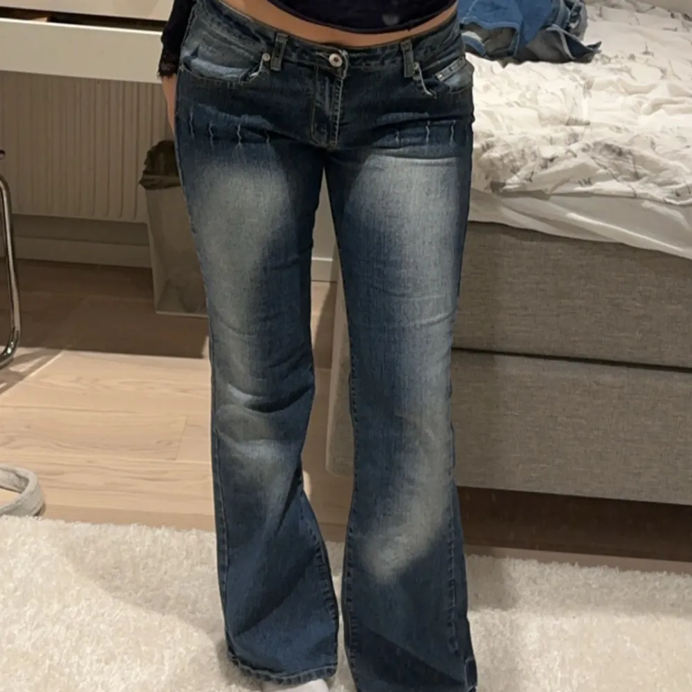 Hittade på secondhand!! Innerbenslängd 85. Unika jeans som är sååå snygga. ❤️❤️. Jeans & Byxor.