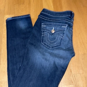 LOW WAIST TRUE RELIGION JEANS - Bra skick, passar vilken stil som helst, säljer pga att de inte har kommit till andvändning, pris kan diskuteras vid snabb affär. Dm för frågor eller mer bilder