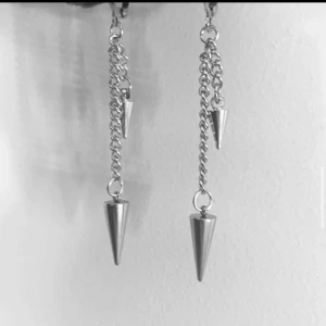 Örhängen  - Sjukt snygga egen gjorda örhängen. Köp en för 129kr eller ett par för 199kr. Kan göra i guld också. Modell 009