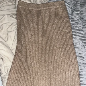 stickad kjol - en stickad skön lång kjol med slits nedtill i en beige färg. 🤎