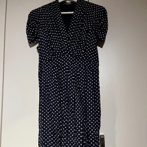 Superfin klänning emilyandfin - Mycket fin klänning med underkjol som gör att den har fin passform. Knälång. Endast använd ett fåtal gånger och nu för liten. 