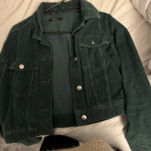 Jeans jacka   - Jätte fin och stilren jacka i skogs grön, pris diskuteras 