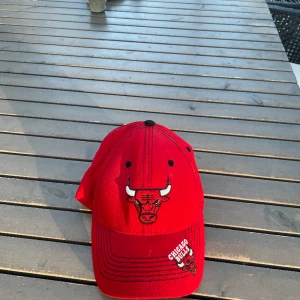 Chicago bulls keps - Fräsch, snygg Chicago bulls keps! One size fits all Ny pris 350 Vid enkel affär kan pris diskuteras Alla kepsar är köpta på hatstore så det är bra kvalité!
