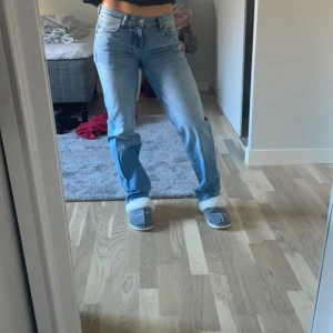 Low waist jeans - Säljer mina jeans från Gina Tricot, använda max 3 gånger.