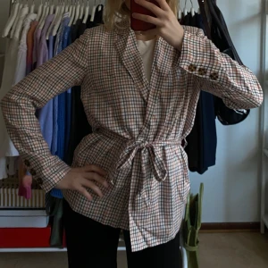 Mjuk kavaj - Super fin mjuk kavaj som livar upp outfits, passar perfekt nu till våren🤩 Nypris 900kr