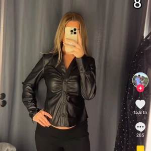 Topp - Säljer en jätte fin topp från new yorker aldrig använd och prislappen kvar💕för fler och bättre bilder är det bara att höra av sig!! Storlek M men passar mig som brukar ha S