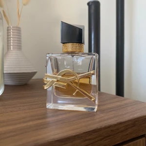 YSL - Libre - 30ml, använt ungefär halva flaskan. 🫶🏽