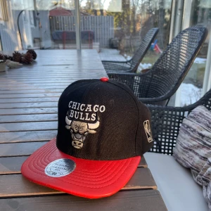 Chicago bulls keps - Ännu en välskött snygg keps! Justerbar Nypris 400  Alla kepsar är köpta på hatstore så det är bra kvalité!