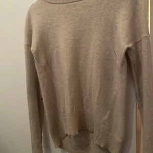 Zadig Voltaire tröja - Säljer denna as snygga tröja i kashmire från zadigvoltaire använd några gånger❤️ det är en liten defekt under ena armhålan som jag har sytt ihop men inget som syns! Tröjan går inte att få tag på längre