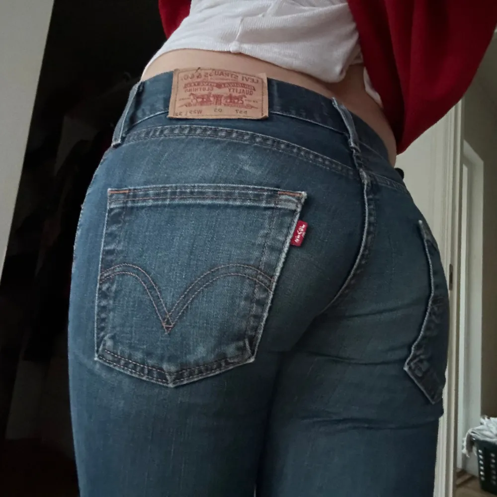 säljer dessa as snygga jeansen från levi’s i modellen ”eve” eftersom de är för korta på mej för min smak. Jag är 168. De är i super bra skick!  midjemått:  38 cm längd:  100 cm . Jeans & Byxor.