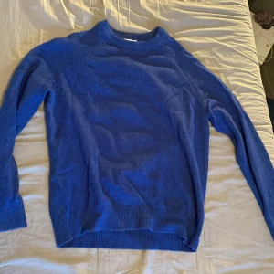 Blå Cubus Tröja  - En stickad ylletröja i fint royal blue. 