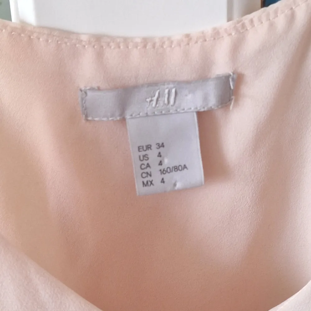 En fin & rosa blus ifrån H&M 💕 Aldrig använd då den inte passade mig så bra. Storlek 34 (XS) inga defekter, som ny!. Blusar.