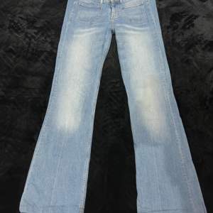 Supersnygga lågmidjade jeans som tyvärr är för stora för mig💞 bra skick. Hör av dig vid frågor eller om du vill ha fler bilder💞