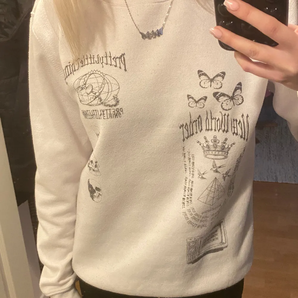 Vit sweatshirt med tryck från Prettylittlething, säljer pga att den inte kommer till någon användning . Tröjor & Koftor.