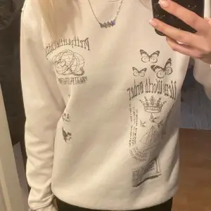 Vit sweatshirt med tryck från Prettylittlething, säljer pga att den inte kommer till någon användning 