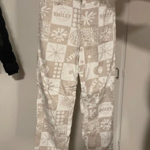 Smile byxor - Ett par hm byxor som är från smile kollektionen knappt använda och nypris 150 kr