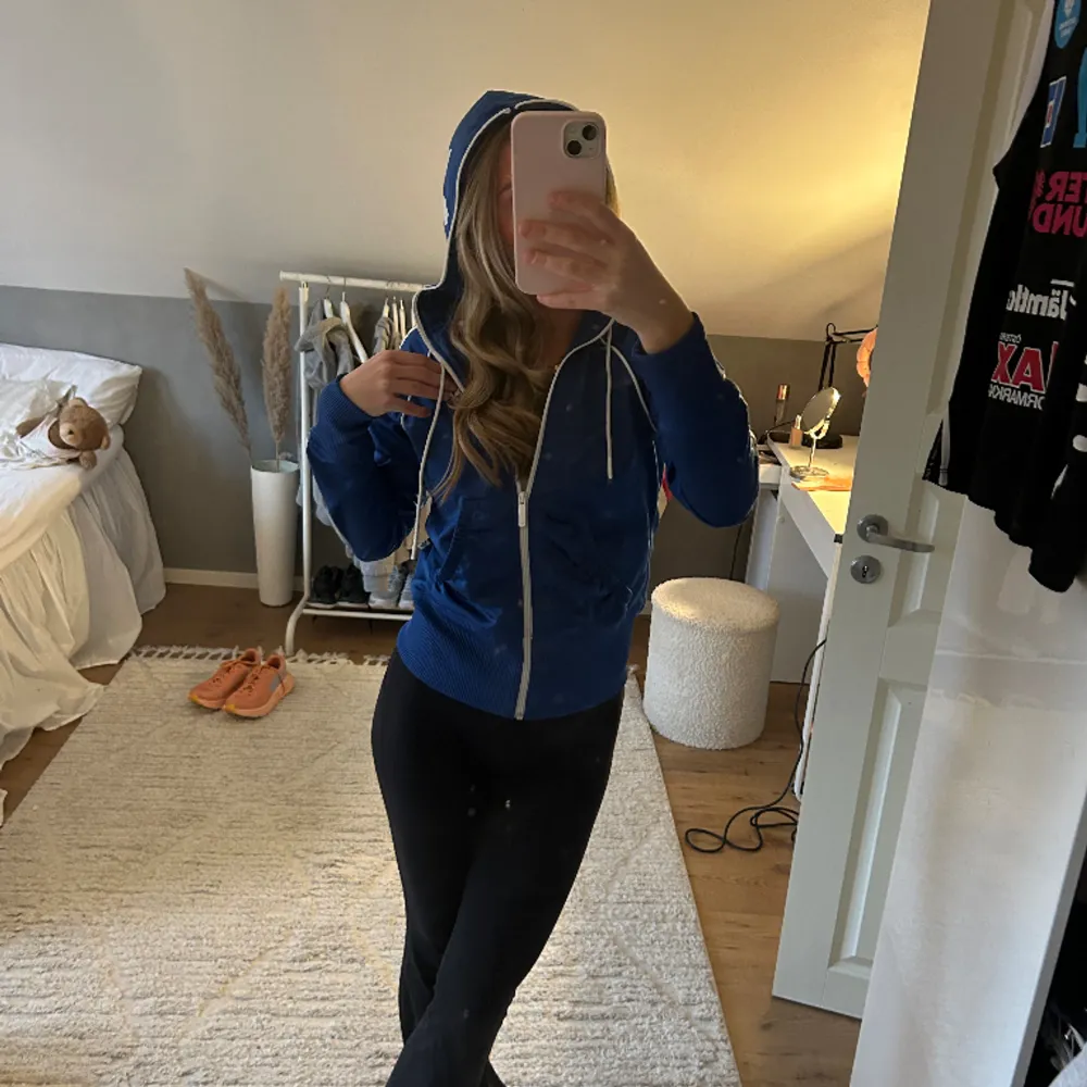 Säljer denna grymt snygga vintage adidas ziphoodien i en magisk blå färg💙Lite för cool för mig hihi🥲Inga defekter😍😍Skriv för fler bilder!!! Det står att den är i storlek 40 men skulle säga att den passar en xs/s. Hoodies.