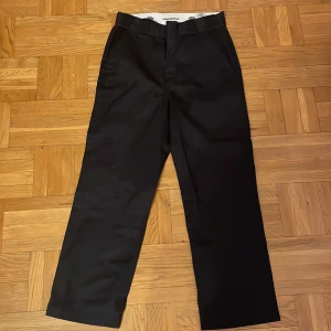 Svarta dickies byxor  - Ett par dickies byxor som nästan aldrig har använts och i bra skick. Mått: 76cm runt midjan och 71cm inre söm på benet.