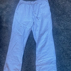 Pyjamas byxor - Säljer dessa pyjamas byxorna från lager 157 i storlek xs. Säljer då dem inte kommer till användning längre men jätte fint skick. Själv är jag 160 och det sitter perfekt💗original pris 150kr säljer för 80kr men pris kan såklart diskuteras💗
