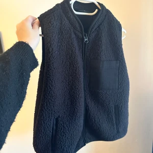Teddyväst - Svart helt oanvänd teddyväst, super snygg 😚😚😚😚