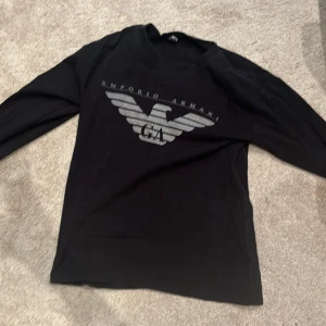 Armani tröja - långärmad armani tröja som sitter xs/s. Säljer den för den e för liten men önska den passa för den e riktigt fet. Kom med bud