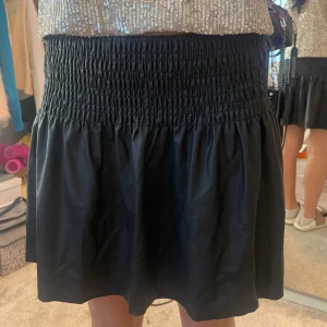 Skinn kjol - Skinn kjol från zara. 13-14 år. På bilden har hon vikt ner den lite så den blir lågmidjad. Bra skick inga defekter