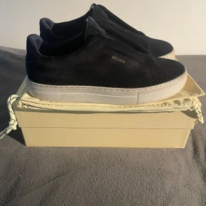 Axel Arigato skor  - Tjena!!! Säljer nu ett par Axel Arigato skor för 1399kr!💸Skick 9/10 sparsamt använda. Storlek 43 och allt OG kommer med. Skriv om du har funderingar!🔥👊 Obs!! Pris kan diskuteras vid en snabb affär.