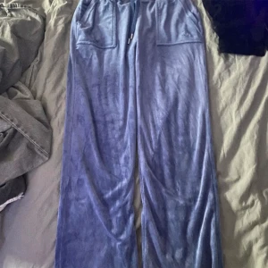 Juciy byxor  - Säljer mina juciy byxor köpta för 1200kr aldrig använt för de är för stora🩷👚