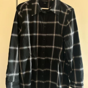 Svartvit-rutig skjorta - Använd 1 gång. Fint skick. Normal i storleken. 