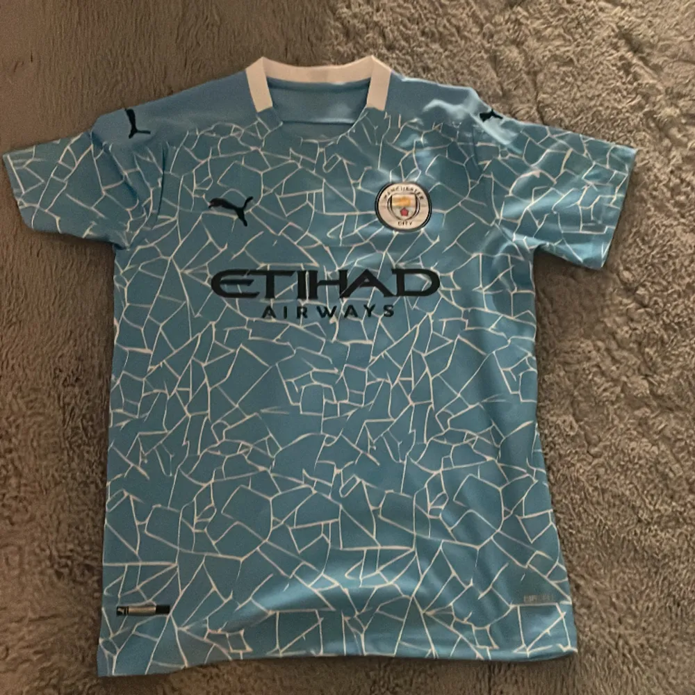 Manchester city tröja i storlek M, använd 1-2 gånger pågrund av stor storlek, fick i present. T-shirts.