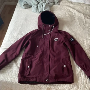Dope jacka - Hej, säljer nu min mammas dope jacka den är i bra skick förutom att en grej vid armen har spruckit men de är inget som syns (se bild 3) den är i storlek Medium men passar även s