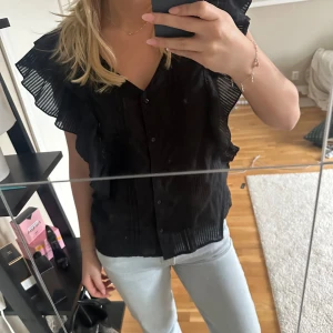 Volang topp - En volang topp från Zalando som aldrig är använd men dock tagit bort prislappen. 