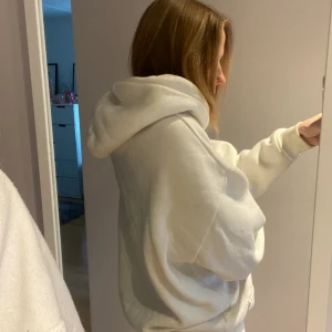 Bikbok vit hoodie - En superfin vit hoodie från Bikbok, säljer för att den inte används mer 💕superbra till sommaren och kan matcha den till en fin kjol, hör av er kring frågor :) Den är i XS men passar också mig som oftast bär S🫶🏼