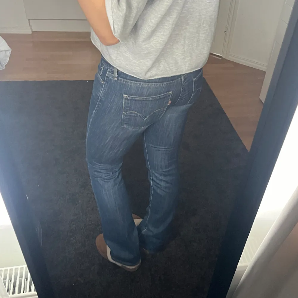 Jättesnygga Levis jeans som jag köpte secondhand i danmark förra året!💕 jättebra skick! Är som 34/36 och passar mig som är 165!😊. Jeans & Byxor.