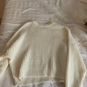Vit stickad tröja - Helt oanvänd vit stickad tröja från even & odd, super bra material