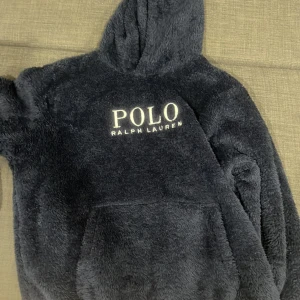 Ralph lauren hoodie  - Säljer en tvär fet och skön Ralph lauren hoodie i storlek M. Hoodien är i väldigt bra skick och hör gärna av er för fler frågor eller funderingar.