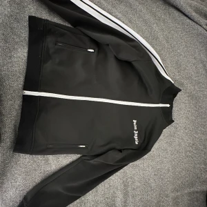 Palm Angels kofta - Nypris 5100. Säljer för 2500. Den är äkta och knappast använd 9/10 skick, storlek L, skriv endast vid intresse.   